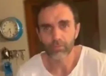 El senador libertario Ezequiel Atauche agredió a dos policías que lo detuvieron por manejar borracho