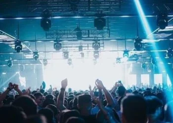 Detuvieron a los dueños de una productora de fiestas electrónicas por la muerte de una mujer