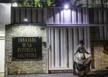 El Gobierno negocia garantías para asilados y repudia «hostigamiento» contra la embajada de la Argentina en Venezuela