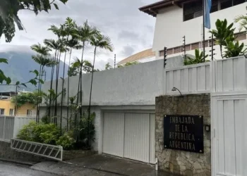 Diplomáticos argentinos preparan su salida de Caracas en plena tensión con Maduro