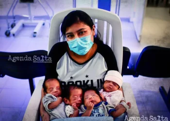 No toma los remedios para que sus hijos coman: la dura realidad de la mamá de los cuatrillizos de Salta