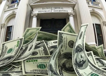 El Banco Central volvió a vender dólares en el mercado y las reservas se desplomaron casi USD 600 millones