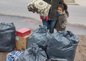 Familia sanrafaelina vive en un acoplado de camión y piden ayuda para construir
