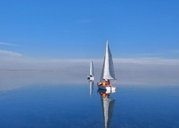 La majestuosidad de los veleros navegando en el lago de El Nihuil