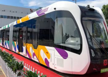 El impresionante tren que no necesita rieles, baterías ni conductor: ¿cómo funciona?
