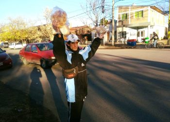 Vendedor ambulante devolvió dinero que le dieron “de más”, se hizo viral y lo llenaron de elogios