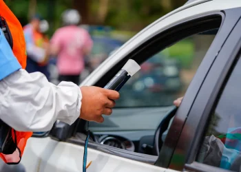Alfredo Cornejo promulgó la ley que endurece las penas a conductores ebrios