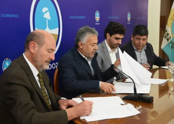 Alfredo Cornejo firmó un acuerdo con empresarios y gremialistas: “Aquí hay paz social”