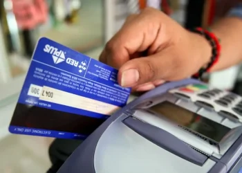 El pago de gastos fijos con tarjeta de crédito, la deuda externa de los trabajadores
