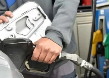 En agosto se vienen aumentos en prepagas, peajes, telefonía celular y naftas