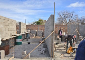 El Club de Leones y la DGE firmaron un convenio y la construcción de la Escuela de Ortofonía y Sordos avanza a paso firme