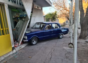 Se quedó sin frenos y se incrustó en un comercio