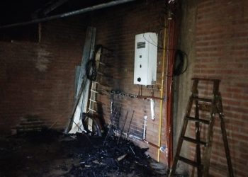 Daños e intoxicados por un incendio en calle Alem
