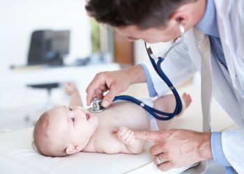 Advierten sobre la falta de pediatras y el colapso de las guardias por la migración de la salud privada a los centros de atención pública