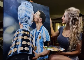 Del conurbano a París: quién es la artista argentina que vende sus cuadros de Lionel Messi en los JJOO