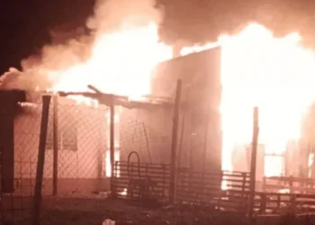 Conmoción en Neuquén: Murió un bebé de 10 meses en un incendio intencional, buscan a un hombre que discutió con su papá en una fiesta