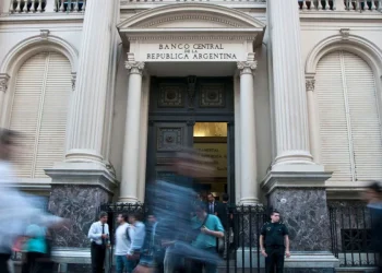 El Gobierno les ratificó a los bancos que no hay fecha para salir del cepo y que habrá competencia de monedas