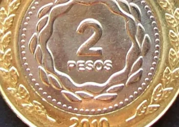 Cómo es la moneda de $2 que se vende a 100 mil pesos por una falla en su composición
