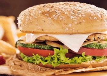 Tragedia en una sucursal de Mostaza: una joven se atragantó mientras comía una hamburguesa y murió