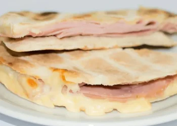 Pan árabe en sartén: una receta rápida, económica y rica