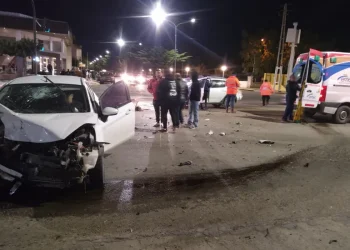 Insólito episodio en Chubut: chocó de frente y se quiso comer los vidrios rotos de su auto