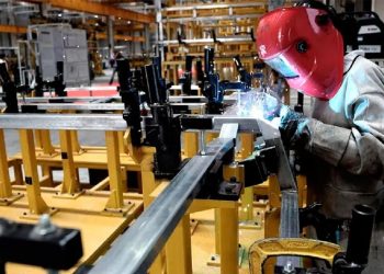 La actividad industrial volvió a caer en junio y acumuló en el primer semestre una baja del 16,1%