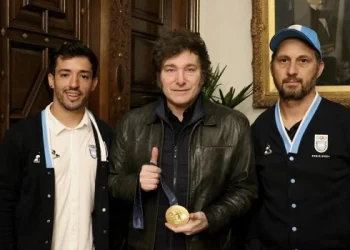 Milei recibió al medallista dorado «Maligno» Torres en la Casa Rosada y salieron al balcón presidencial