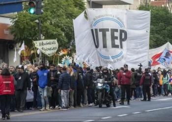 Movimientos sociales y sindicatos marcharon por San Cayetano con discursos que responsabilizaron a Milei por «el hambre»