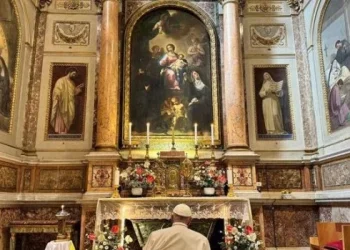 El Papa visitó la basílica de san Agustín de Roma y rezó ante los restos de santa Mónica
