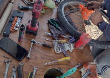 Llevás los repuestos y te reparan las bicicletas sin cobrarte «mano de obra»