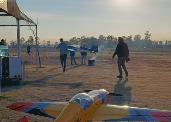 Los aviones a escala surcan el cielo de San Rafael en un gran encuentro de aeromodelistas