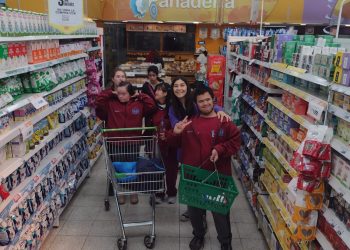Los chicos de APRID fueron al “super” a hacer las compras para fortalecer su autonomía