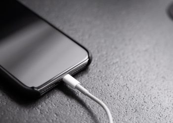 Cuándo hay que poner a cargar el celular, según los expertos