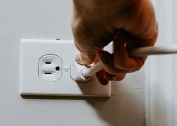 Riesgo eléctrico: en qué cuatro lugares de la casa nunca se debe conectar un alargador o «zapatilla»
