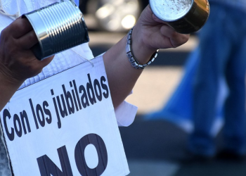 Jubilaciones: el poder adquisitivo de la mínima tocó piso en febrero y mejoró luego, pero sigue debajo del promedio de 2023 y lejos del pico de 2013