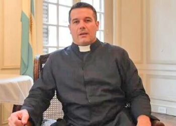 Cura que se ordenó en el IVE involucrado en la visita de diputados libertarios a represores