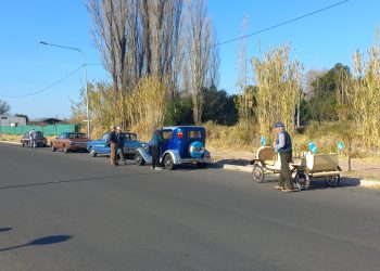 La Asociación Civil de Vehículos Antiguos de San Rafael expuso sus vehículos y llamaron la atención en el paseo Rawson