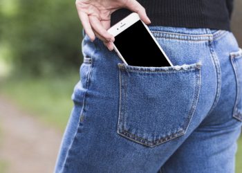 Cuál es el bolsillo del pantalón indicado para guardar el celular, según los expertos