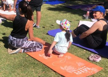 Será a beneficio: invitan a participar en familia de una clase de yoga