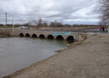El Consejero del Atuel desmintió al gobernador de La Pampa y le mostró que está erogando agua por el río.