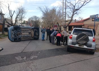 Impresionante choque y vuelco en Los Franceses y Perú