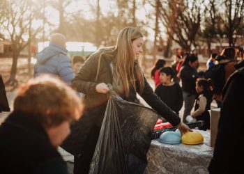 Más ayuda a quienes contienen: Sol Indiveri entregó material deportivo en una escuela de fútbol y en el Club Constitución