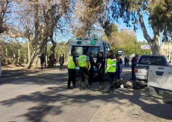 Un motociclista murió trágicamente en Maipú luego del giro en U de una camioneta