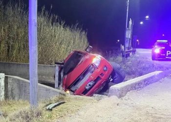 Una camioneta cayó a un canal y, por milagro, no hubo víctimas