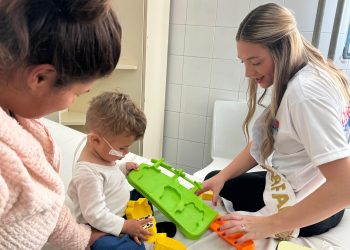 Sol Indiveri llevó juguetes y libros a niños internados en el Schestakow