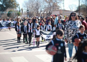 Una multitud disfrutó del tradicional desfile de Monte Comán