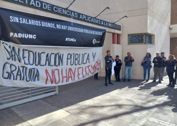“Aplauso simbólico”: se manifestaron por mejoras en los salarios y por los recortes en la universidad pública por parte de Nación