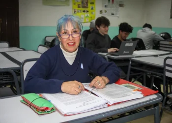 “Cualquier edad es buen principio”: la mendocina que empezó la Secundaria a los 56 años y hoy es abanderada nacional