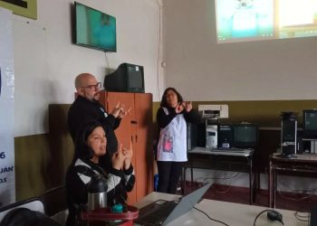 Docentes de la escuela Mayor García se capacitaron en lengua de señas para facilitarle el aprendizaje a una alumna que posee sordera