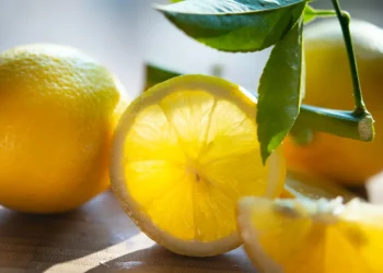 Cómo limpiar la casa de energías negativas con limón en muy simples pasos
